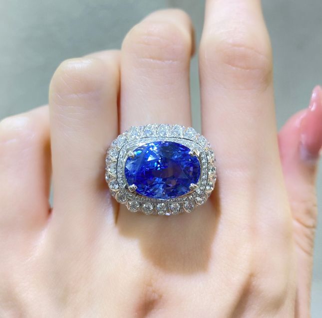 18K White Gold Ring 12.64ct. Sapphire Oval BLUE GRS