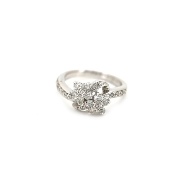 18K White Gold Ring Studded With Round Diamond
