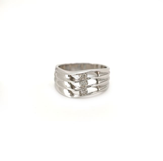 18K White Gold Ring Studded With Round Diamond
