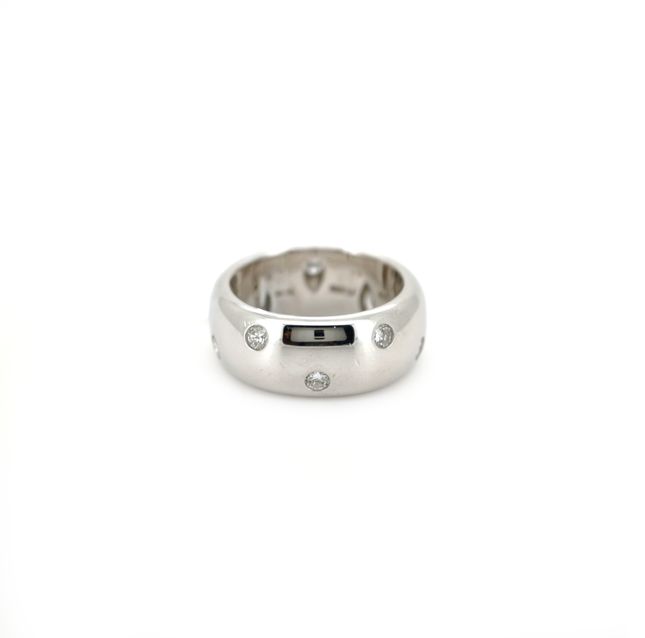 18K White Gold Ring Studded With Round Diamond
