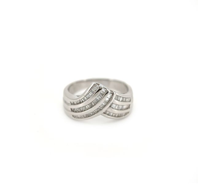 18K White Gold Ring Center Baguette Diamond