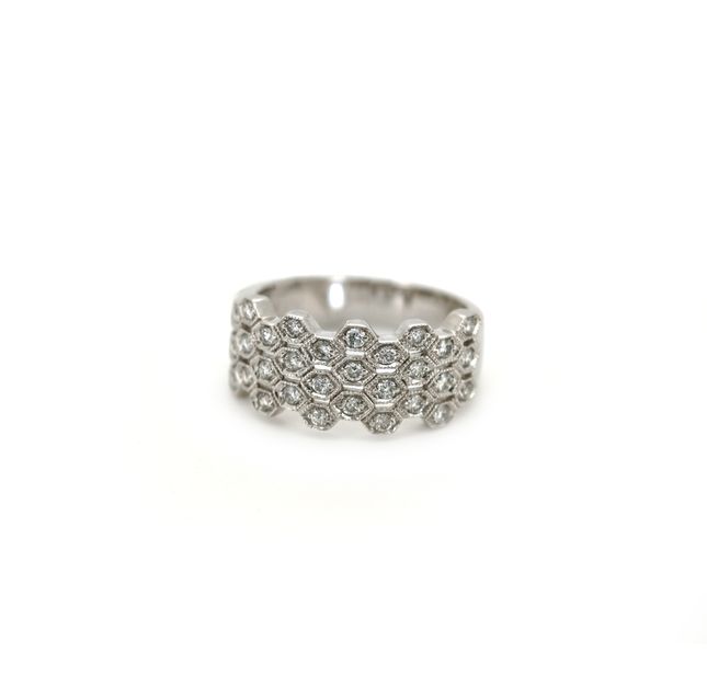 18K White Gold Ring Studded With Round Diamond
