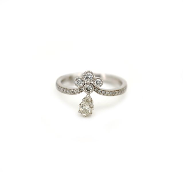 18K White Gold Ring Center Pear Diamond with 0.25ct