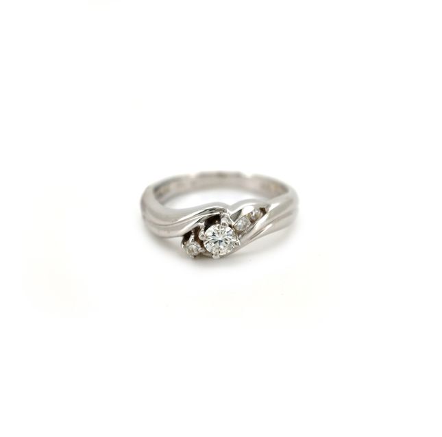 18K White Gold Ring Studded With Round Diamond with 0.22ct