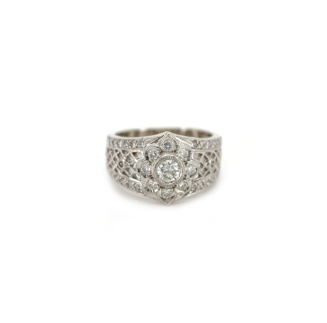 18K White Gold Ring Studded With Round Diamond with 0.2ct