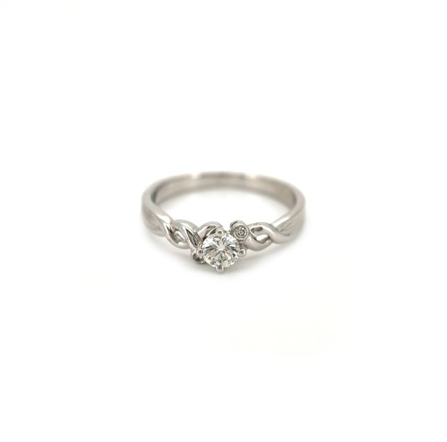 18K White Gold Ring Studded With Round Diamond with 0.33ct