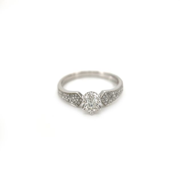 18K White Gold Ring Studded With Round Diamond with 0.3ct