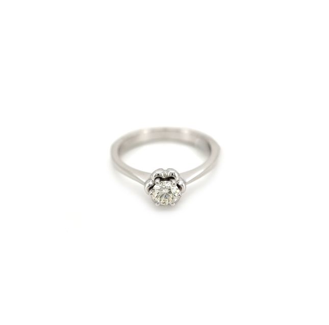 18K White Gold Ring Studded With Round Diamond with 0.3ct