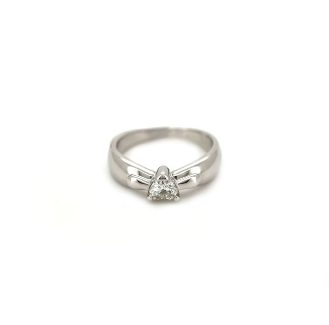 18K White Gold Ring Center Heart Diamond with 0.3ct