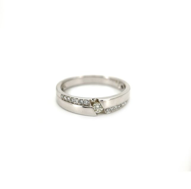 18K White Gold Ring Studded With Round Diamond with 0.1ct