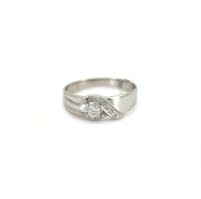 18K White Gold Ring Studded With Round Diamond with 0.19ct