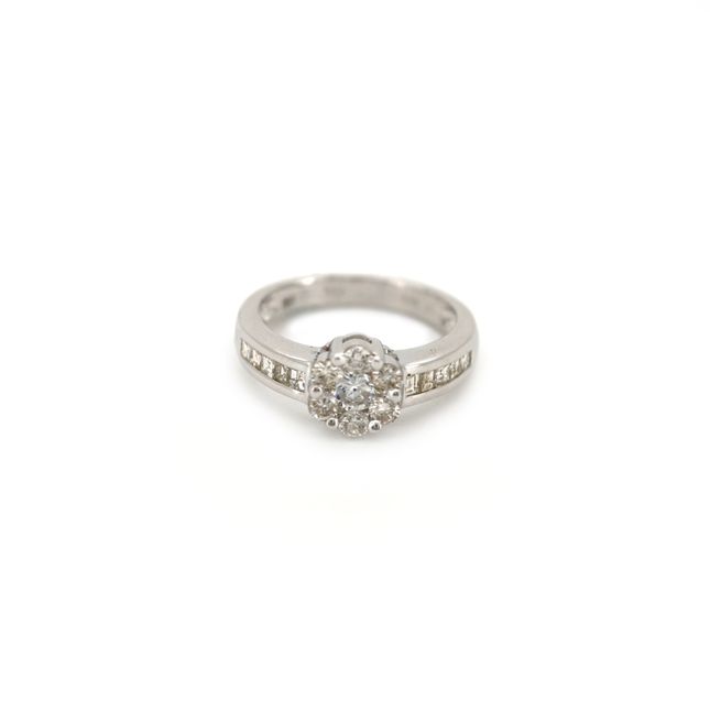 18K White Gold Ring Studded With Round Diamond with 0.3ct