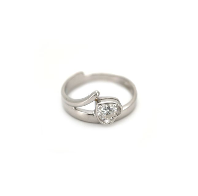 18K White Gold Ring Studded With Round Diamond with 0.6ct