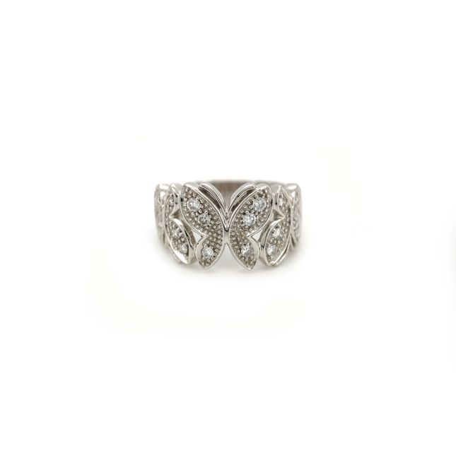 18K White Gold Ring Studded With Round Diamond