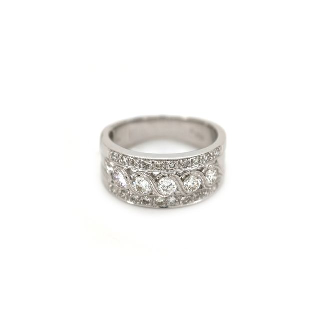 18K White Gold Ring Studded With Round Diamond