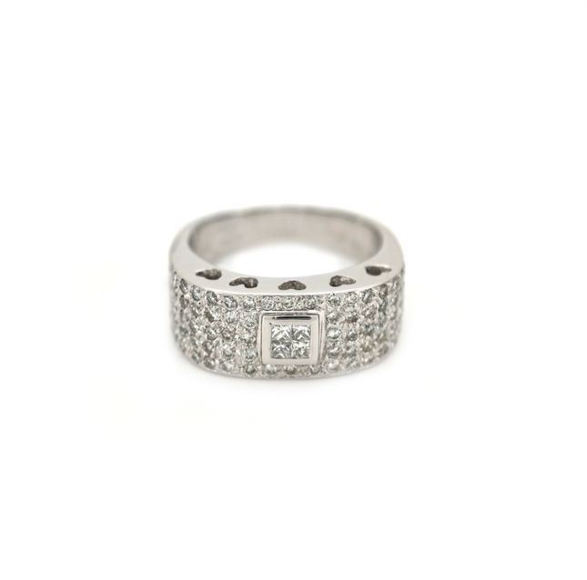 18K White Gold Ring Studded With Round Diamond