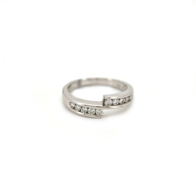 18K White Gold Ring Studded With Round Diamond