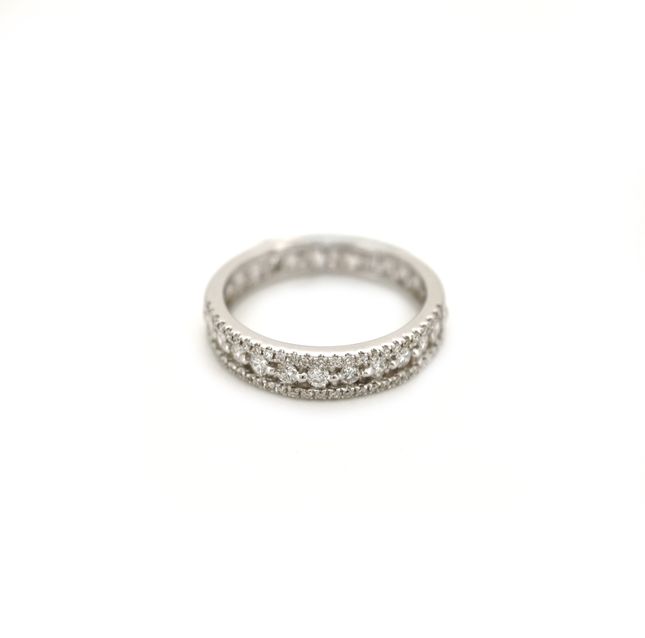 18K White Gold Ring Studded With Round Diamond