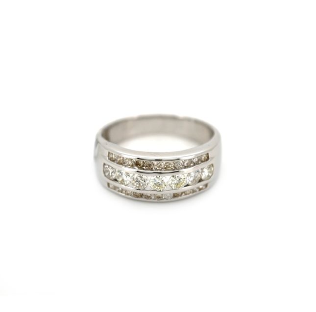 18K White Gold Ring Studded With Round Diamond