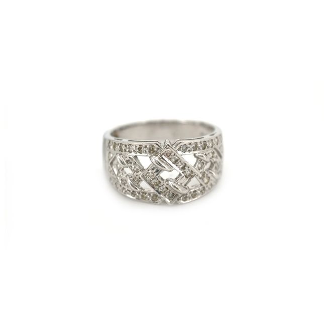18K White Gold Ring Studded With Round Diamond