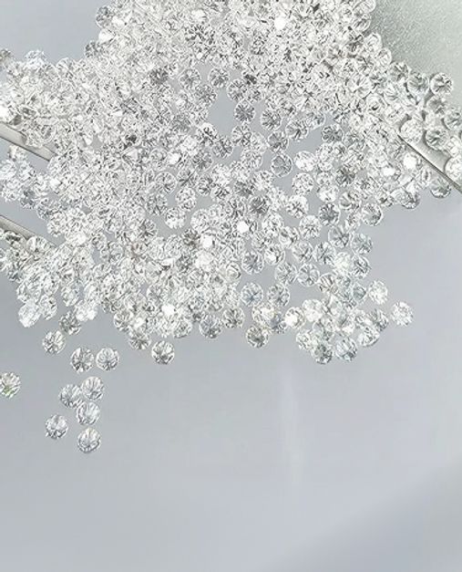 A collection of loose diamonds