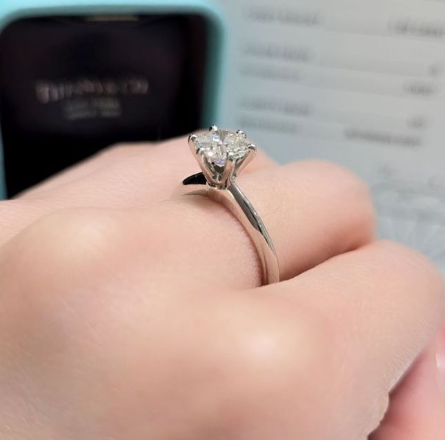 Tiffany & CO Certified 1.00ct Round G VS1 Diamond Ring