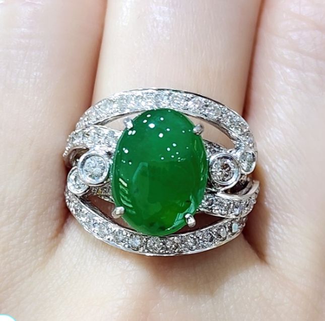 Bright green Jadeite Ring in 18K White Gold – LR10545