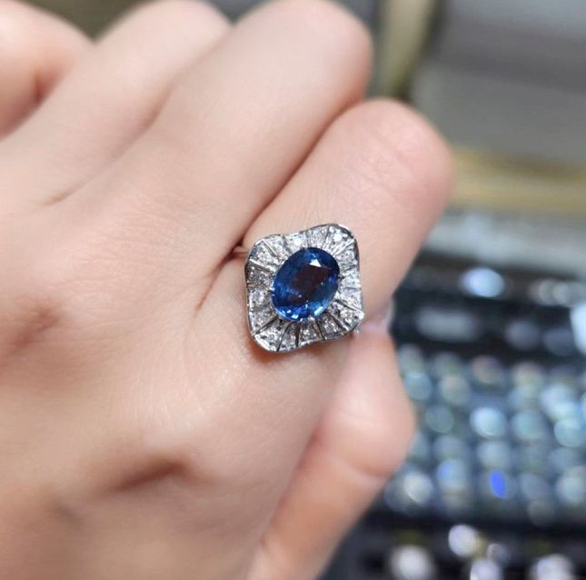 Oval-Cut 1.29 Carat Sapphire Ring in 18K White Gold - LR6562