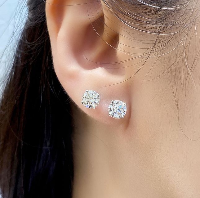0.90ct Round Diamond Earrings in 18K Gold