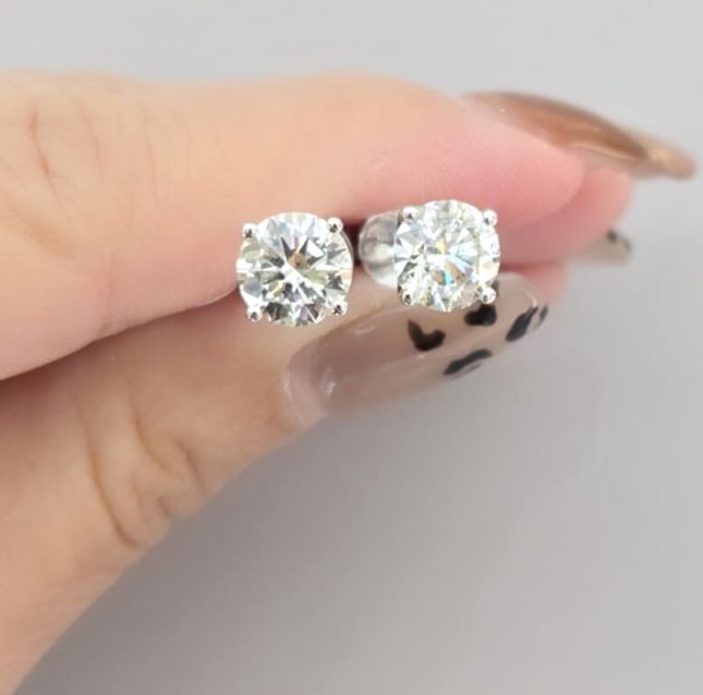 Solitaire 4 Prongs 1 single stud Earring 18K White Gold