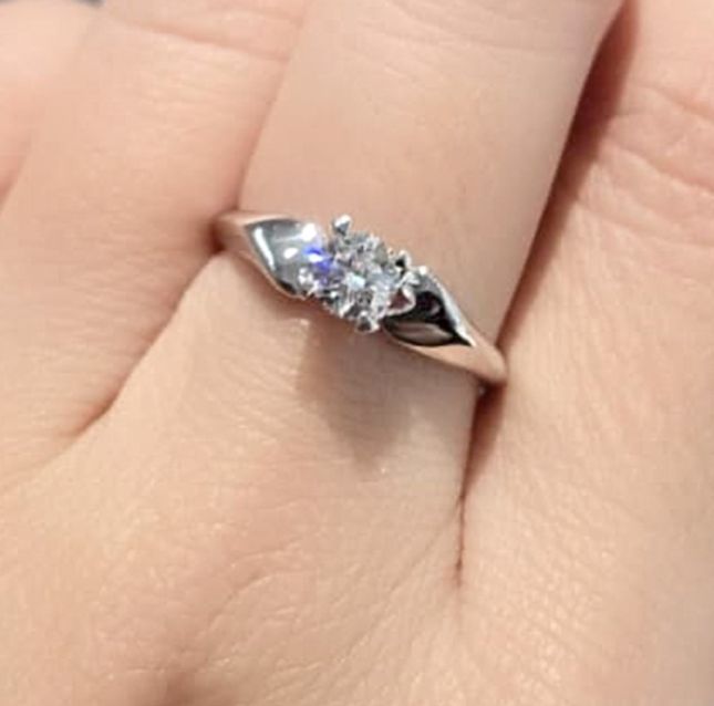Captivating 18KT White Gold Diamond Ring – LR14388