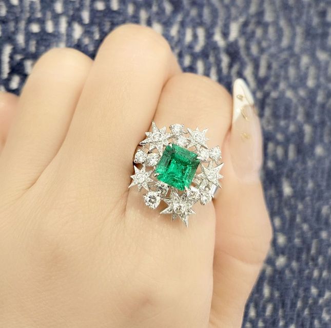 1.43 ct Emerald in 18kt White Gold Ring