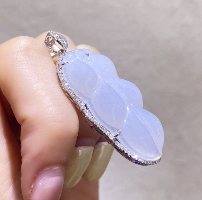 Jadeite Pendant 73.79ct in White Gold