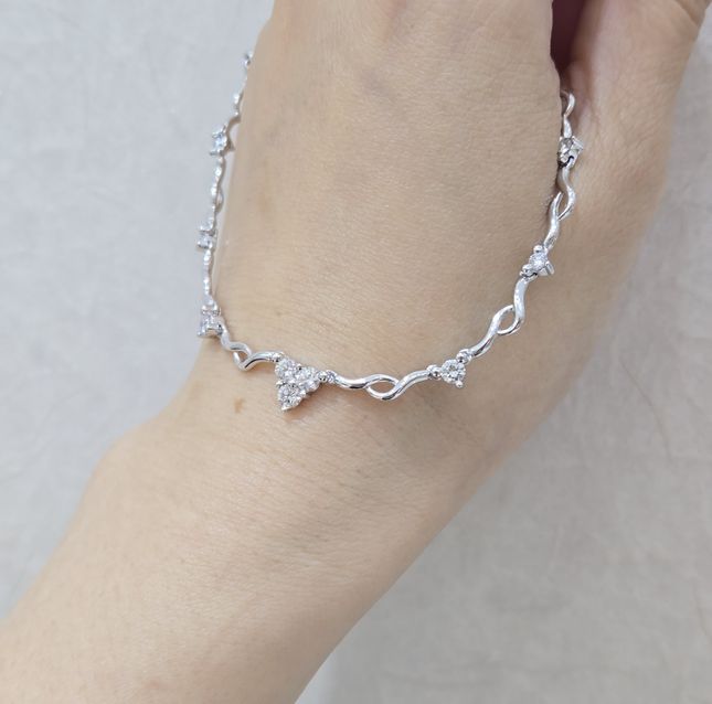 Platinum Round Diamond Necklace, Artisan Studded Masterpiece