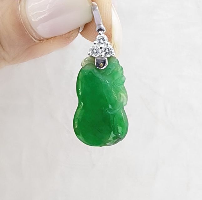 Luxury Jadeite Pendant 11.79ct 18K White Gold