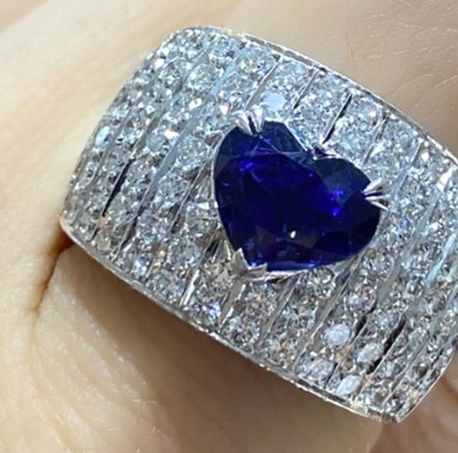 Cocktail Ring in Diamonds & Heart Blue Sapphire