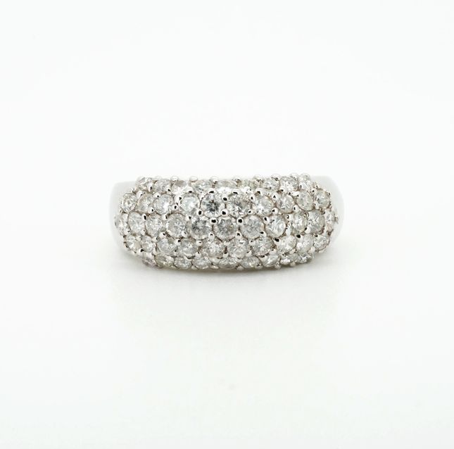 Unique 18K White Gold Diamond Round