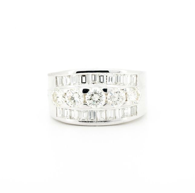 Modern 18K White Gold Diamond