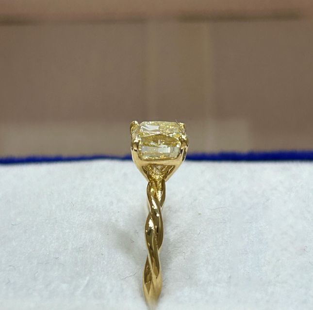 1.01 ct Solitaire Engagement Ring in 18K Gold / P003622-A5