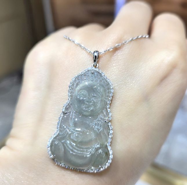 Elegant Jadeite Pendant 35.34ct 18K White Gold