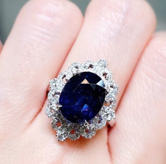 Sapphire Ring in 18K White Gold – LR9852