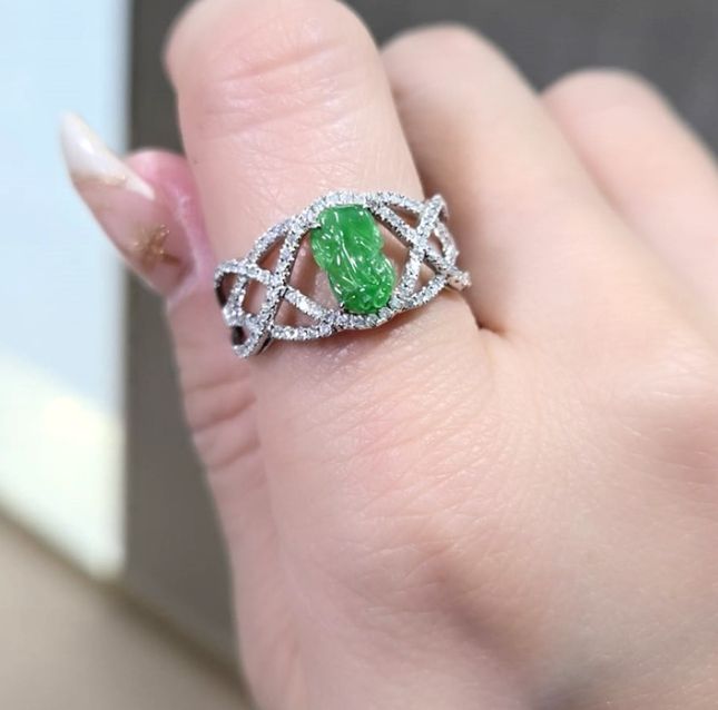 Elegant Jadeite Ring in 18K White Gold – LR12396