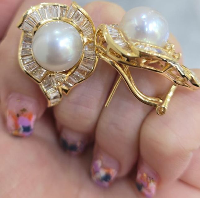 Golden Aura 18K Yellow Gold Pearl Earrings – LE1876