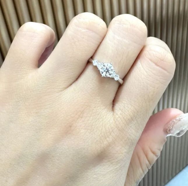 Velvet color D Round Ring 18K White Gold LR14569