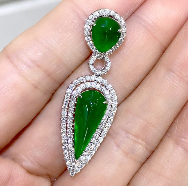 Luxury Jadeite Pear Pendant 25.32ct 18K White Gold