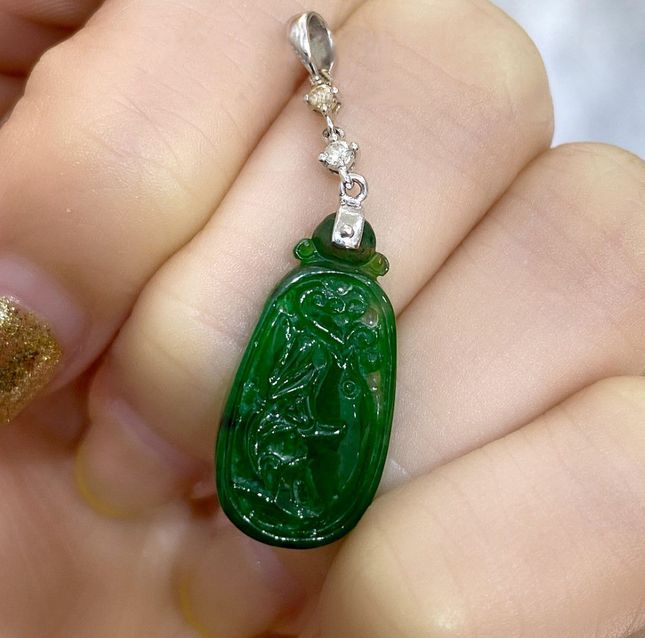 Jadeite Pendant 8.45ct in White Gold