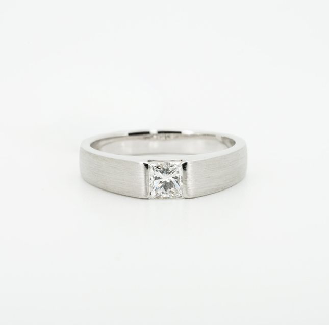Elegant 18K White Gold Diamond Princess 0.52CT
