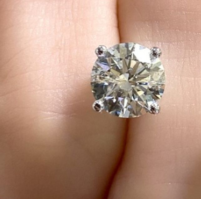 Lustrous 18K White Gold Solitaire Diamond Stud