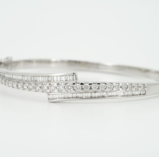 Velora Diamond Grace bangle 18kt white gold LBN152