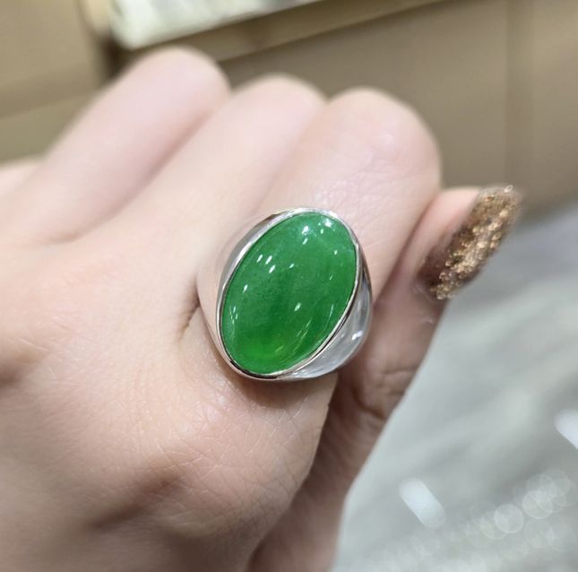 Oval shape White Gold Jadeite Ring – LR8657